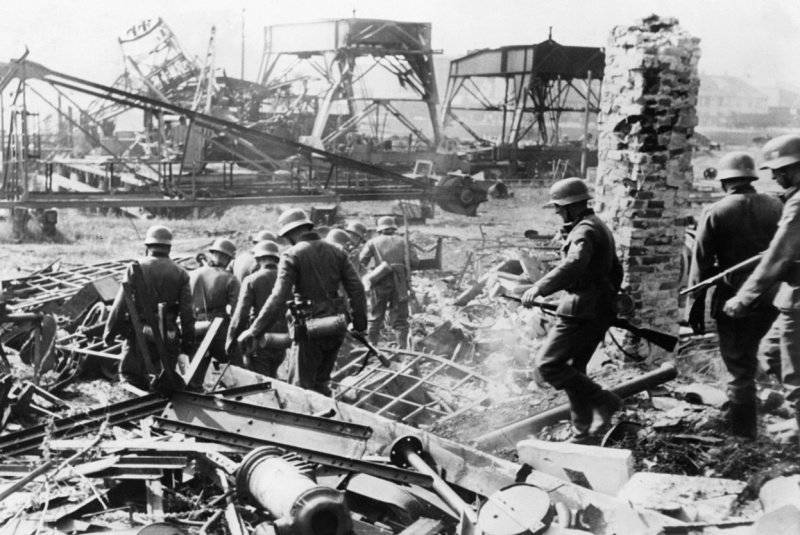 Soldats allemands sur la péninsule de Westerplatte en Pologne. La garnison polonaise (environ 200) fut la première à subir le choc des troupes allemandes envahissant la Pologne et ne se rendit qu'après une semaine de combats.