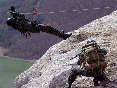 Les carabiniers motorisés du district militaire du sud maîtrisent les techniques de l'alpinisme