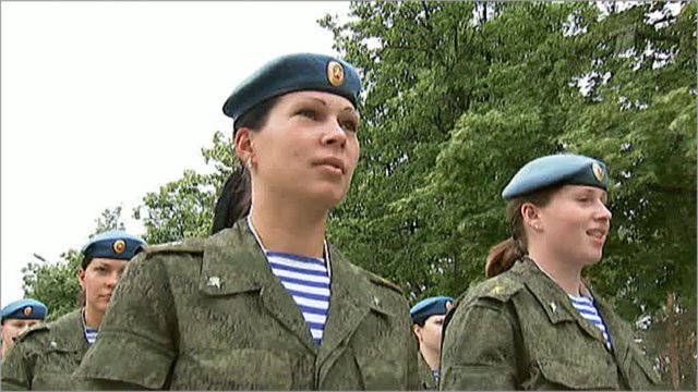 Pour la première fois dans l'histoire des forces aéroportées, les femmes 16 ont été immédiatement nommées commandantes de peloton.