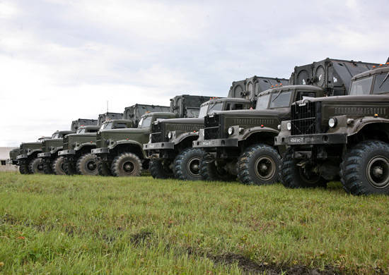 As forças do Ministério da Defesa da Rússia estão evacuando a população e transportando mercadorias nas áreas afetadas pelas enchentes.