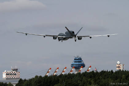 Беспилотник Euro Hawk установил рекорд продолжительности полета Беспилотник Euro Hawk установил рекорд продолжительности полета