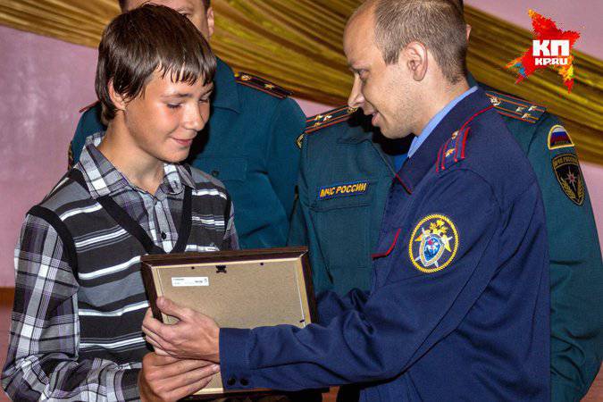 In the Urals, 13-year-old cadets were rewarded for saving a woman and a child