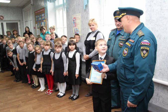 Khakassia'da, 11 yaşındaki çocuk, bilinçsiz büyükannesini yangından kurtardı.