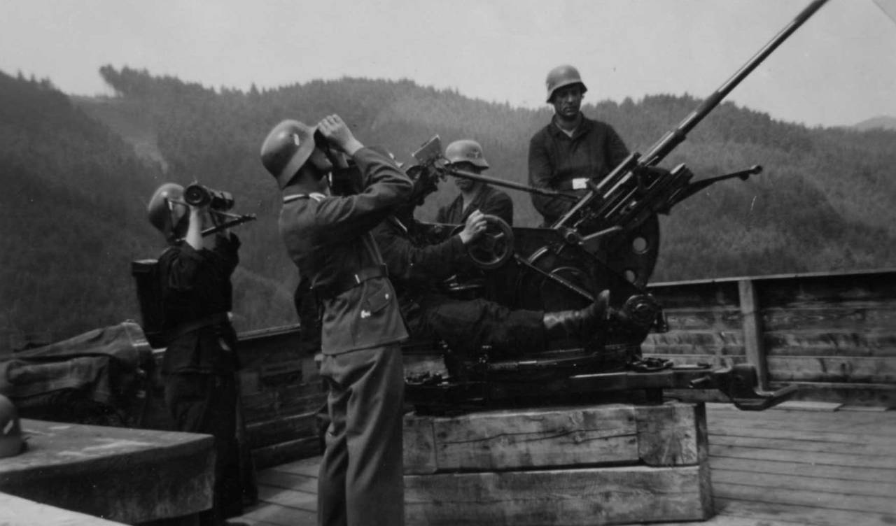 Крупнейшая операция второй мировой. Немецкая зенитка 2 мировой. Зенитная 20-мм пушка Flak 30. 30 Мм зенитная пушка вермахта. Немецкая зенитная артиллерия второй мировой войны.
