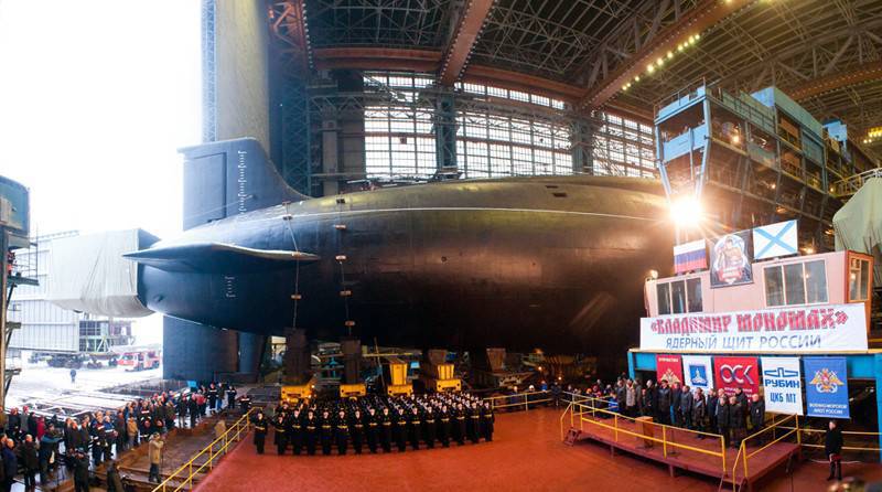 O submarino "Vladimir Monomakh" partiu pela primeira vez