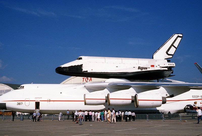 Rogozin : 러시아는 "Buran"과 같은 우주선의 제작을 재개 할 수있다.