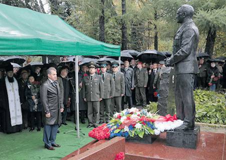 Monumento al primer ministro de defensa. Monumento abierto en el cementerio de Novodevichy