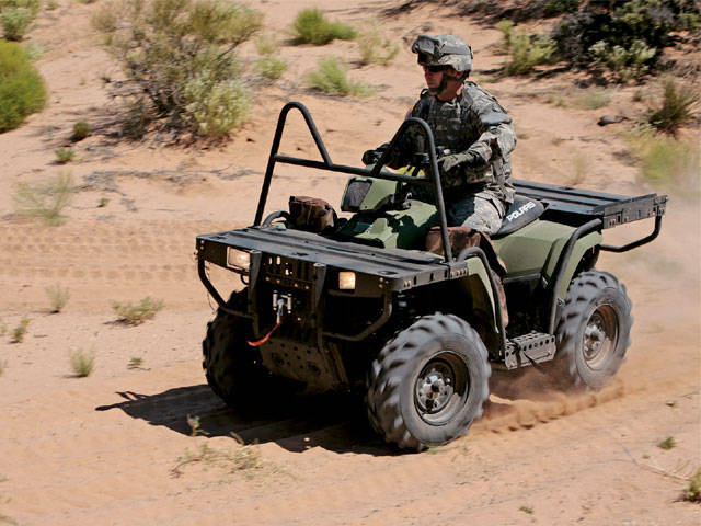 Conduite à travers le pays (motos et VTT en service militaire)