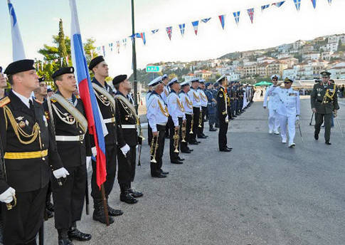 Navarino 전투의 186 기념일에 전념 한 축하 행사가 그리스의 Pylos 항구에서 열렸습니다.