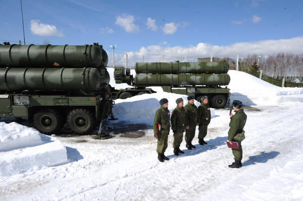 Em uma prateleira com Pokryshkin. Duas brigadas de defesa aérea receberam títulos honorários.