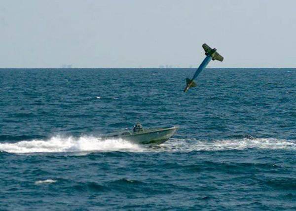 Il bombardiere B-1B con incredibile precisione colpisce un piccolo bersaglio in movimento