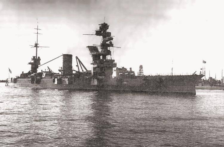 Battleships contra baterias da operação de esquadrão Red Fleet Báltico Fleet no arquipélago de Bierk
