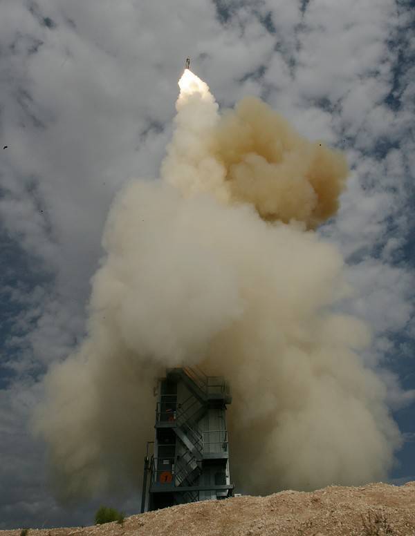 美国海军发射SM-6防空导弹