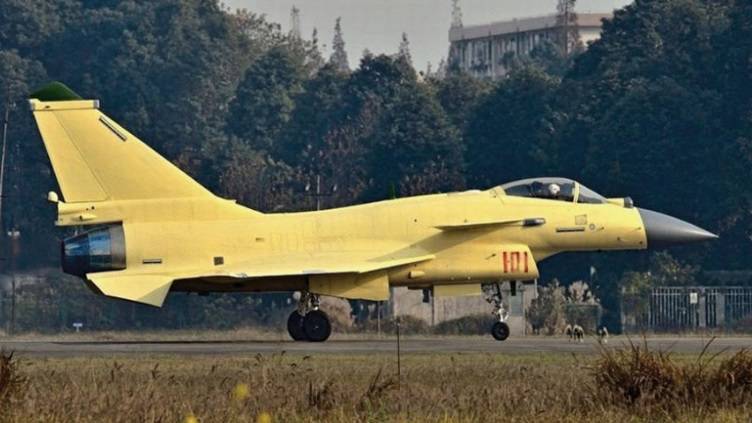 La Chine termine l'année 2013 avec deux succès majeurs dans l'aviation militaire