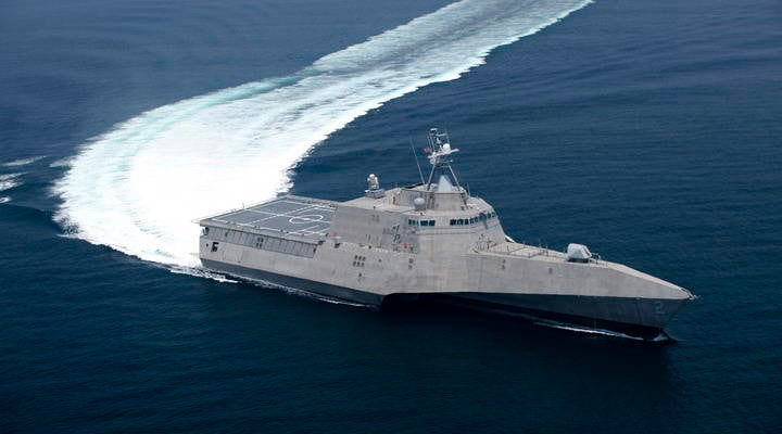 El buque de guerra de la Armada de los Estados Unidos se disuelve ante nuestros ojos debido a un error en su diseño.