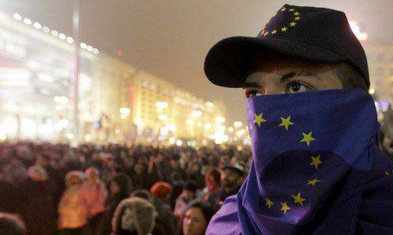 Euromaidan menace la violence de mille citoyens de 1400 et l'est de l'Ukraine est aux prises avec une crise d'identité