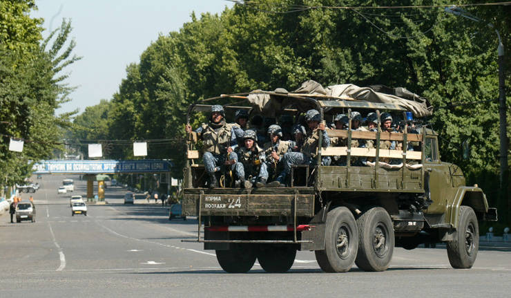 Usbekische Bürger klagen über "bezahlte Armee"