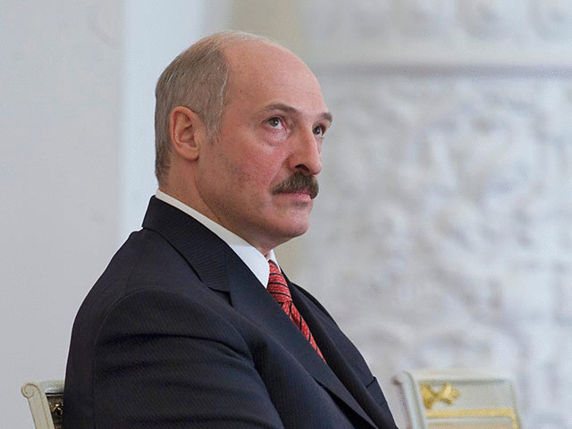 Lukashenko vio la causa del "desastre" en Ucrania en presencia de negocios con el hijo de Yanukovich