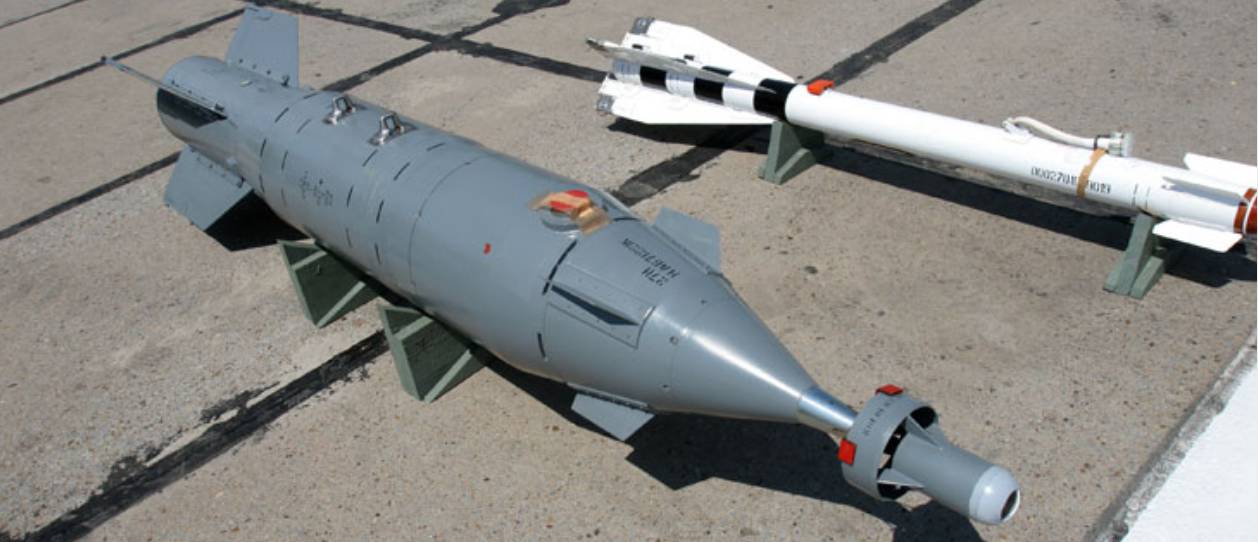 Планирующие бомбы фаб. Управляемая Авиационная бомба каб-500. Корректируемая Авиационная бомба каб-500л. Управляемая Авиационная бомба Фаб 500. Корректируемая авиабомба каб-500.