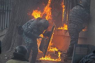 Yatsenyuk, Yanukoviç, cinayetler ve Maidan'ın soyulması hakkında yaralanan "berkutovets"