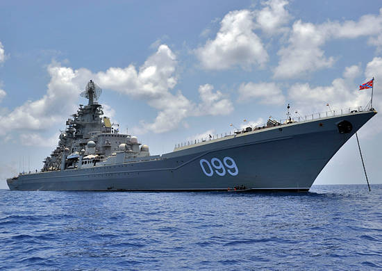 중형 핵 미사일 순양함 "Peter the Great"이 사이프러스 항구 인 리마 솔에 전화를했다.
