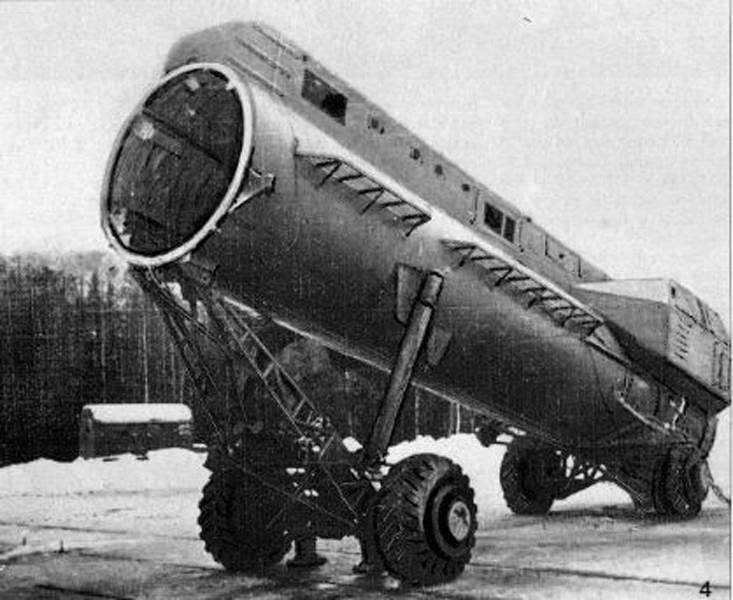ソビエトロケットランチャー9P116（ZIL-135Â）