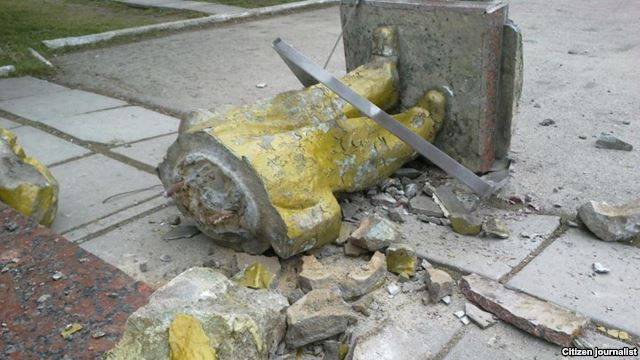 Monumento a Kutuzov smantellato nella città ucraina di Brody