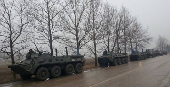 Meios de comunicação de massa - equipamento militar russo é trazido para Simferopol