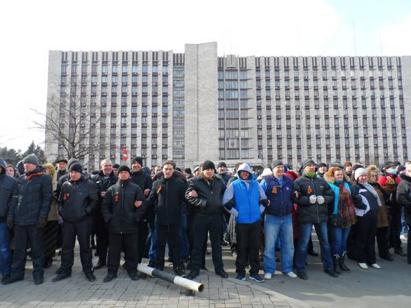 Donbas Milizsoldaten haben dem Stadtrat von Donetsk ein Ultimatum ausgestellt