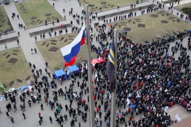 Donetsk'te yeni hükümete karşı protestocular RSA binasını işgal etti