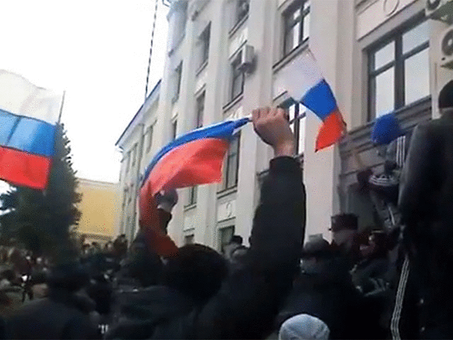 I manifestanti filo-russi hanno sequestrato l'edificio dell'amministrazione regionale a Lugansk