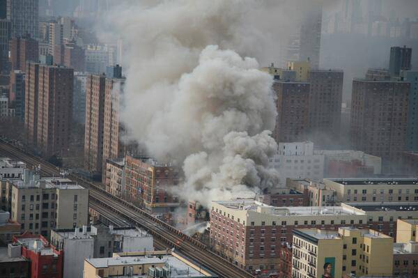 À New York, deux bâtiments se sont effondrés à la suite de l'explosion, des personnes blessées par 11