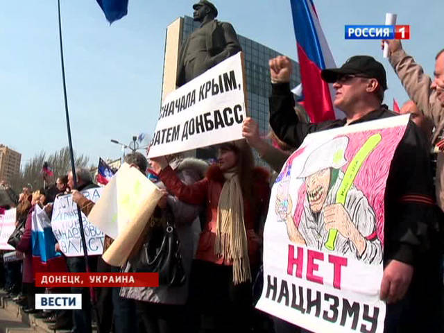 Acima do edifício do Serviço de Segurança da Ucrânia em Donetsk pendurou a bandeira russa