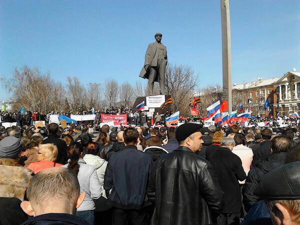 支持被驱逐的总统维克多·亚努科维奇的集会在顿涅茨克举行