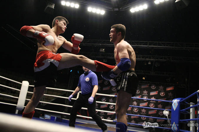 Lutadores "Berkut" em Moscou, apoiado pelo boxe tailandês