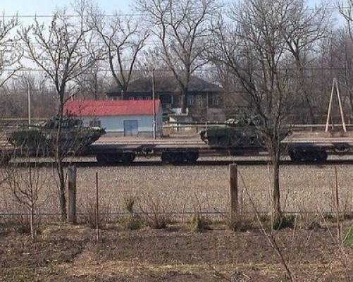 Ucranianos tiraron de los tanques en el lazo hacia la frontera de Bryansk, uno se incendió