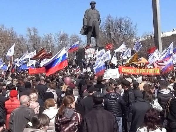 В Луганске митингующие взяли под контроль областной филиал Нацбанка В Луганске митингующие взяли под контроль областной филиал Нацбанка