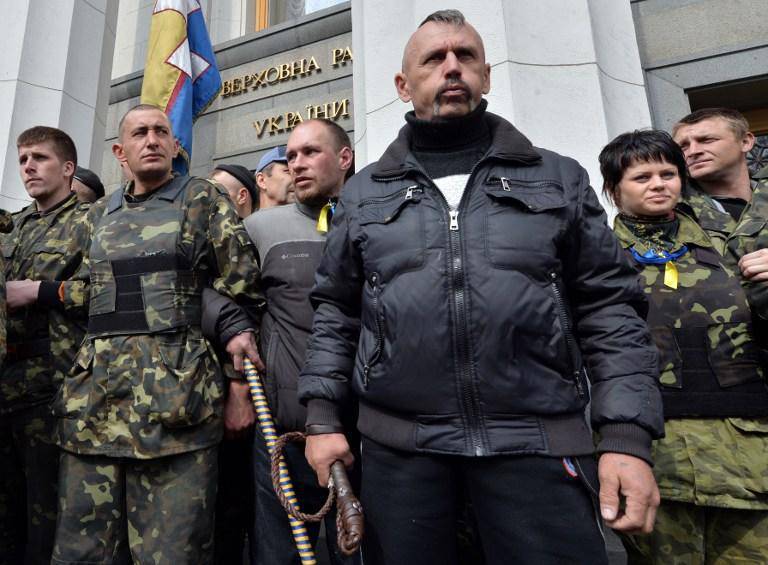 Les manifestants à Kiev conduisent les députés de la Verkhovna Rada vers le bâtiment