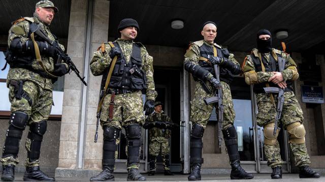 Bewaffnete Menschen besetzten den Stadtrat von Donezk