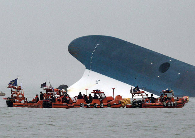 Ferry crash in South Korea: fewer chances to find survivors