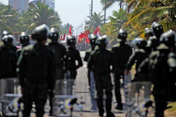브라질, 월드컵 위해 거리로 군대 파견