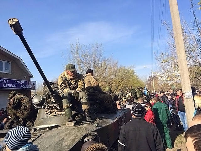 Военные вернули себе две захваченные в Краматорске БМД