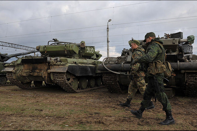 동부 우크라이나 민간인과 싸우는 수천 명의 병사 11