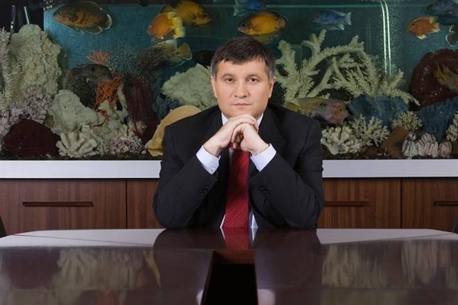 Avakov demande aux Ukrainiens d'aider avec une armure corporelle et du linge de lit