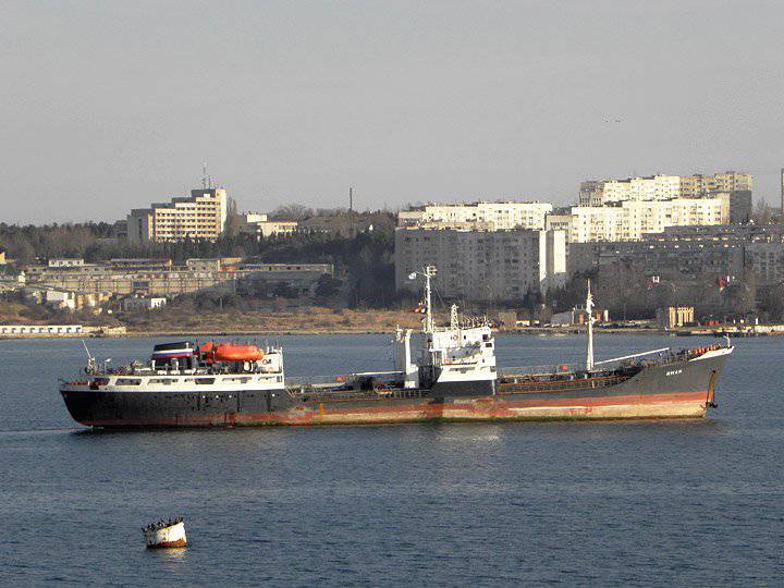 Para as necessidades da marinha russa, um novo navio-tanque médio foi posto na fábrica de Nevsky.