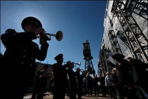 Lo stabilimento baltico lanciò la poppa della nave russa per elicotteri "Sevastopol"