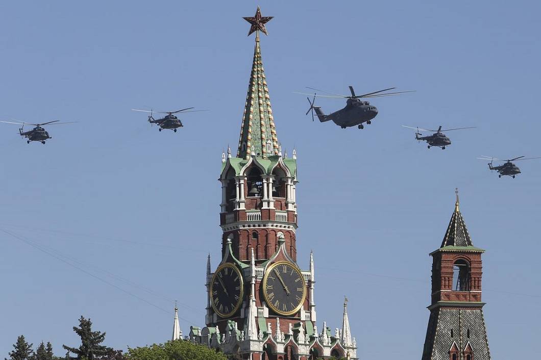 9 май кремль. Вертолеты над красной площадью. Самолеты над красной площадью. Парад Победы самолеты. Самолеты на параде.