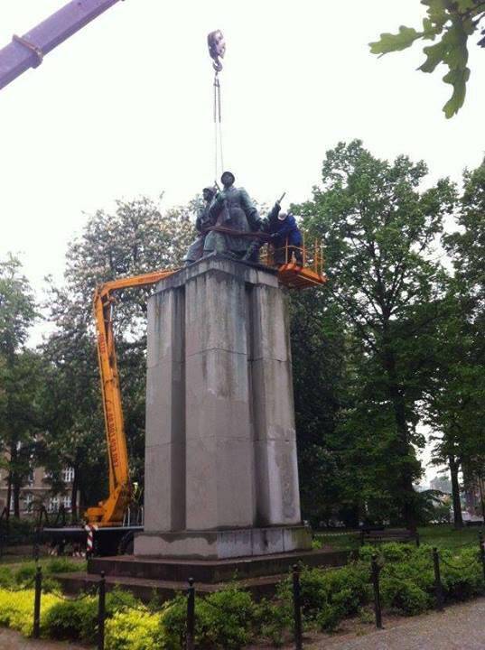 Desmantelamento do monumento aos soldados soviéticos em polonês Katowice