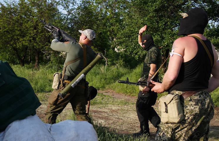 ウクライナの治安部隊はSlavyanskの下で自衛の地位を砲撃した