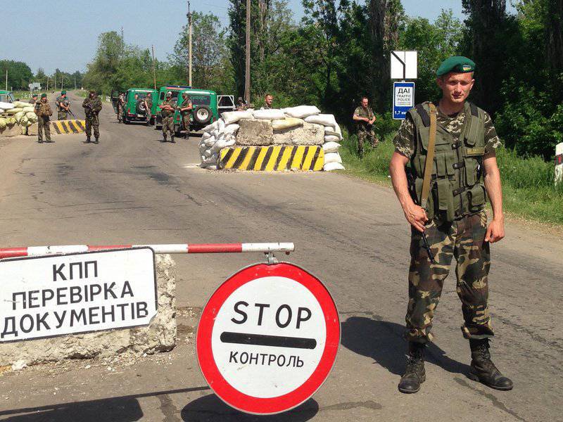 Il servizio di frontiera statale dell'Ucraina chiede denaro alla popolazione e riconosce effettivamente la Crimea per la Russia